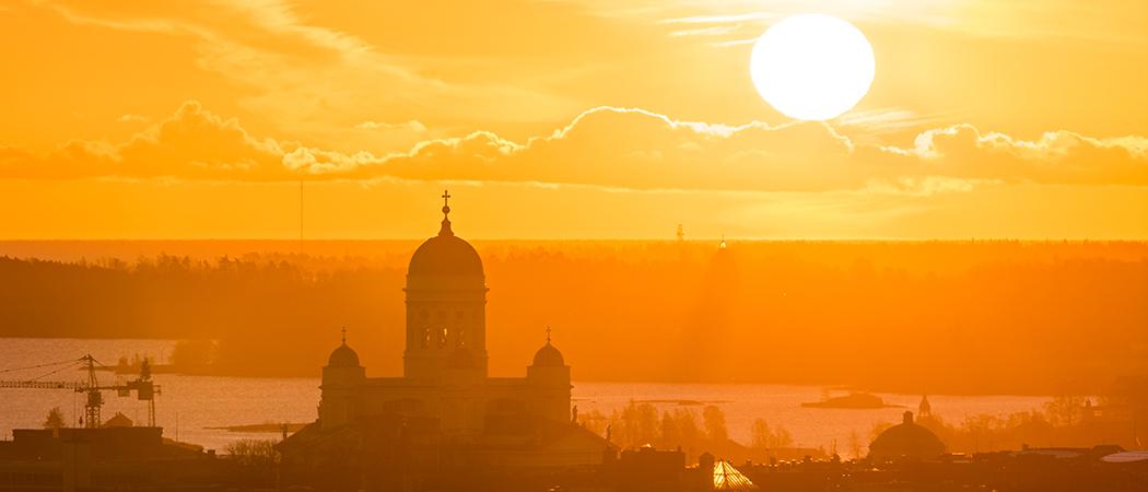 Tuomiokirkon siluetti aamuvarhaisessa kultaisessa auringonvalossa, kuva Mikael Rantalainen.